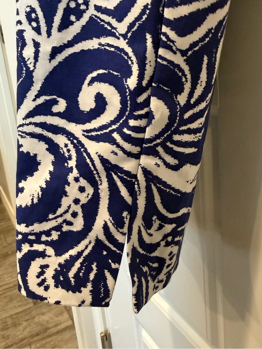 Chico's Navy and White Floral Crop Pants Size 2.5 - Picture 4 of 8
